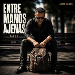 Portada de “Entre Manos Ajenas” con un hombre sentado sosteniendo una mochila bajo una luz intensa, ambiente nocturno y dramático que refleja una historia de advertencia.