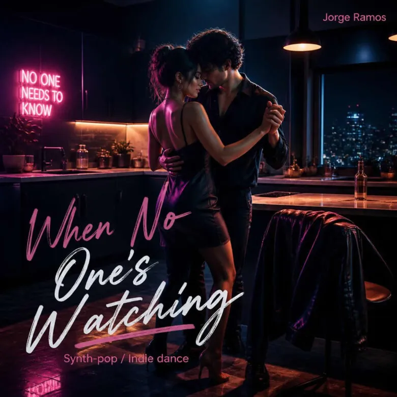 Portada pareja bailando en una cocina nocturna con luz suave de neón, composición íntima y cinematográfica, chaquetas sobre una silla.